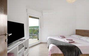 3 عدّة غرف نوم وسرير سفر وواي فاي مجانًا وملاءات أسرّة