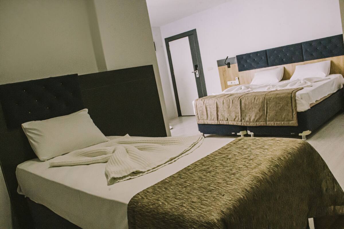 Hypo-allergenic bedding, minibar, desk, laptop workspace