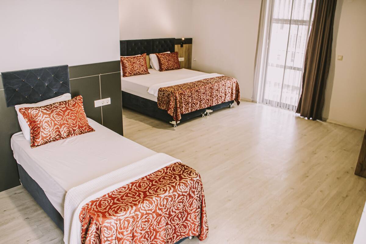 Hypo-allergenic bedding, minibar, desk, laptop workspace