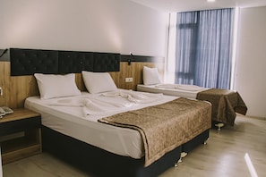 Hypo-allergenic bedding, minibar, desk, laptop workspace