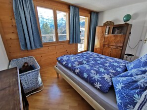 3 quartos, berço de viagem, Wi-Fi de cortesia, roupa de cama