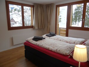 3 bedrooms, travel crib, free WiFi, bed sheets