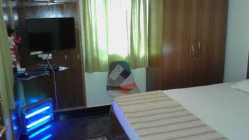 4 makuuhuonetta, silitysrauta/-lauta, ilmainen Wi-Fi, vuodevaatteet