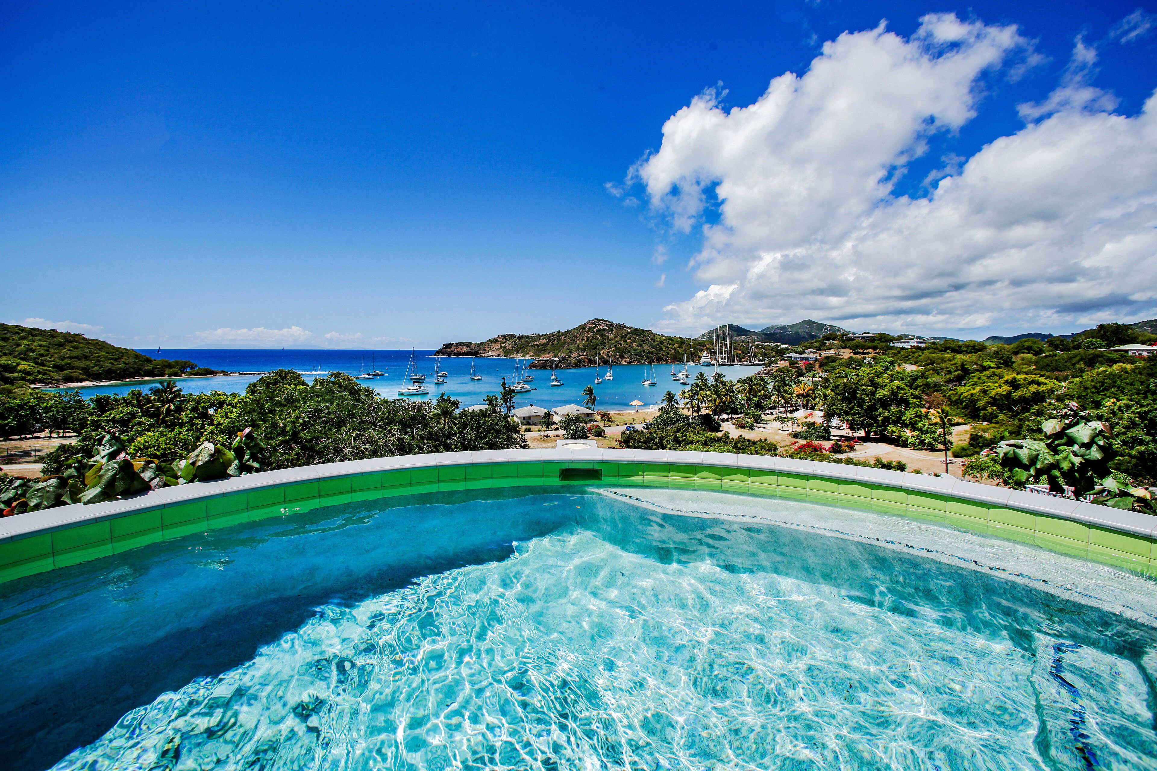 Utendørsbasseng og et oppvarmet basseng