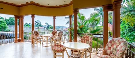Se sirven comidas, cenas, brunch y cocina local e internacional