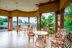 Se sirven almuerzos, cenas, brunch y cocina local e internacional 