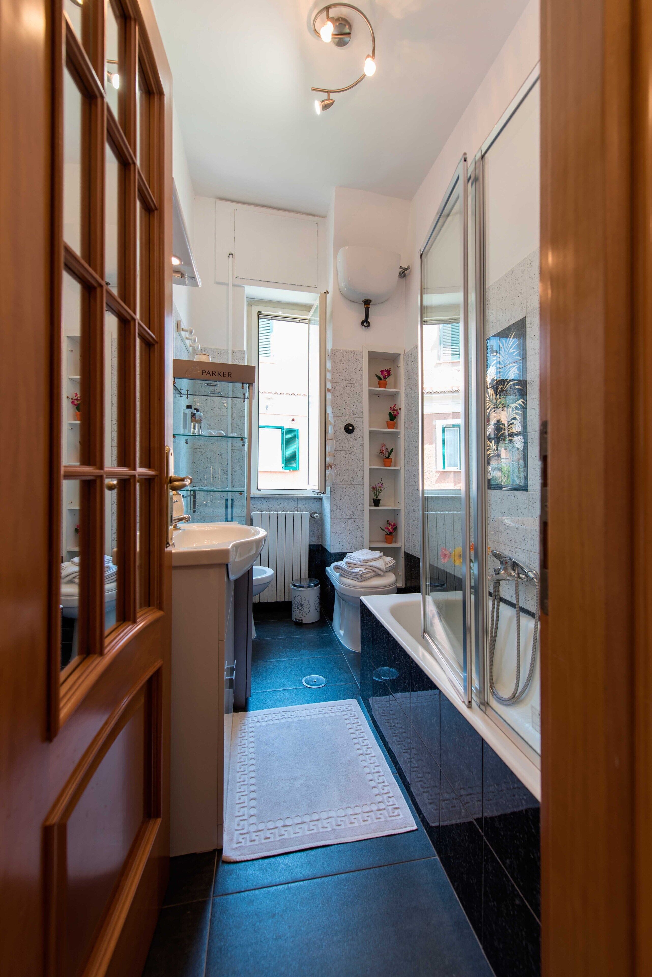 Ensemble douche/baignoire, sèche-cheveux, bidet, serviettes fournies