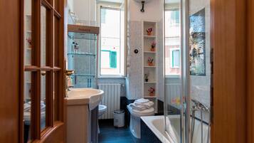 Ensemble douche/baignoire, sĂšche-cheveux, bidet, serviettes fournies