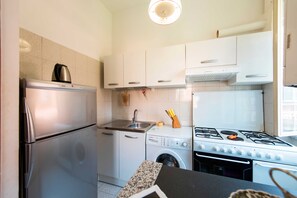 Kühlschrank, Ofen, Herdplatte, Wasserkocher mit Kaffee-/Teezubehör