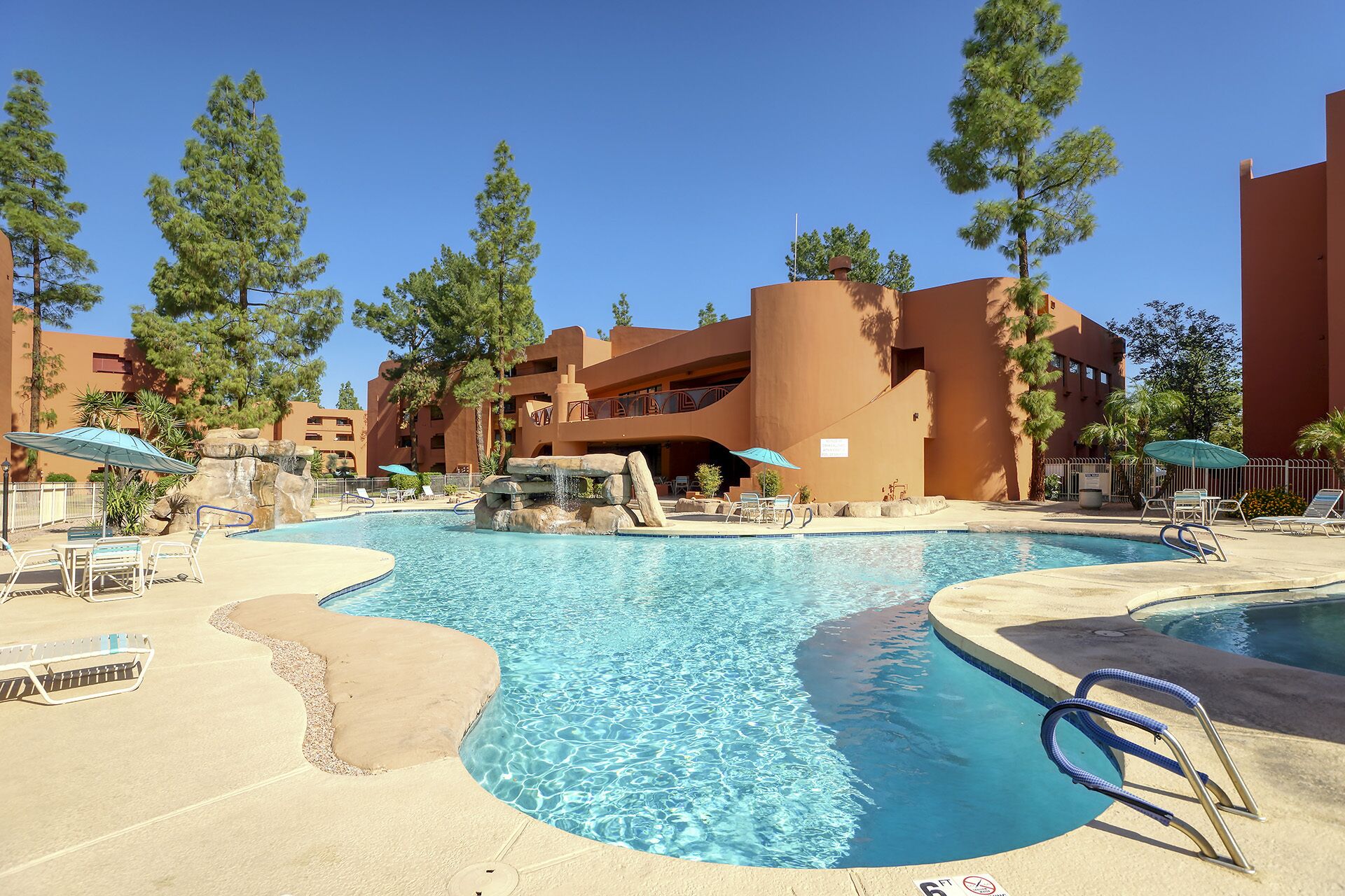 Alberca al aire libre y alberca climatizada