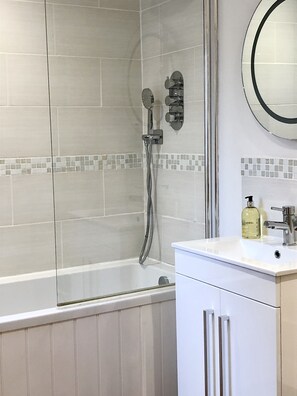 Ensemble baignoire-douche, séchoir à cheveux, serviettes fournies, savon