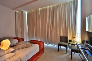 套房 | 迷你吧、客房 内保险箱、遮光窗帘、隔音