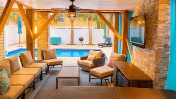 Außenpool, beheizter Pool, Liegestühle