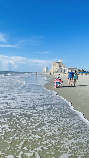 بالقرب من الشاطئ، كراسي للتشمس، مناشف للشاطئ