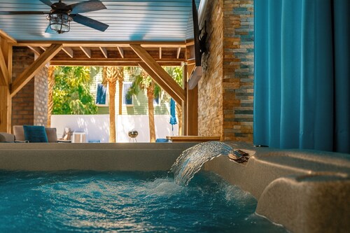 High Tide 5 Bedroom Ocean View House, Heated Pool, Hot Tub, Darts, King beds