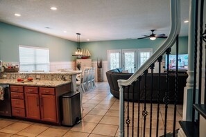 المنشأة من الداخل