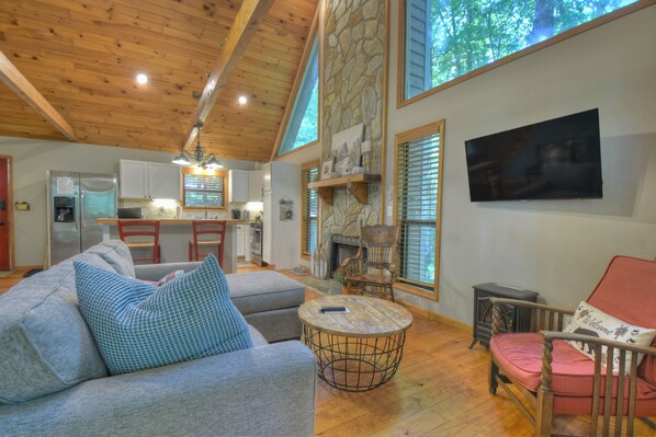 Smart TV, chimenea, futbolito y libros