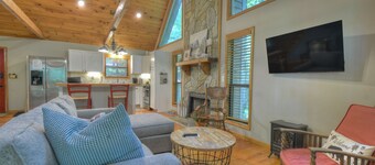 Cozy Mountain Retreat with Hot Tub, Wifi, and Community Amenities!