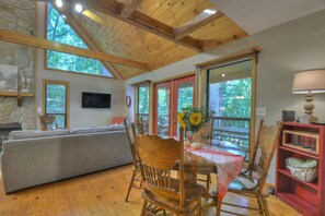 Smart TV, chimenea, futbolito y libros