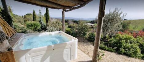 Outdoor spa tub