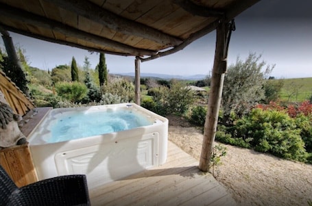 Outdoor spa tub. Hobbit house, private spa & pool, unusual and nature near Carcassonne