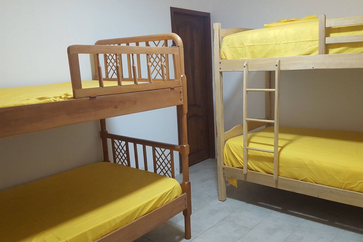 Decoración personalizada, muebles diferentes y wifi gratis