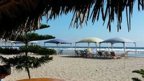 Una playa cerca, arena negra