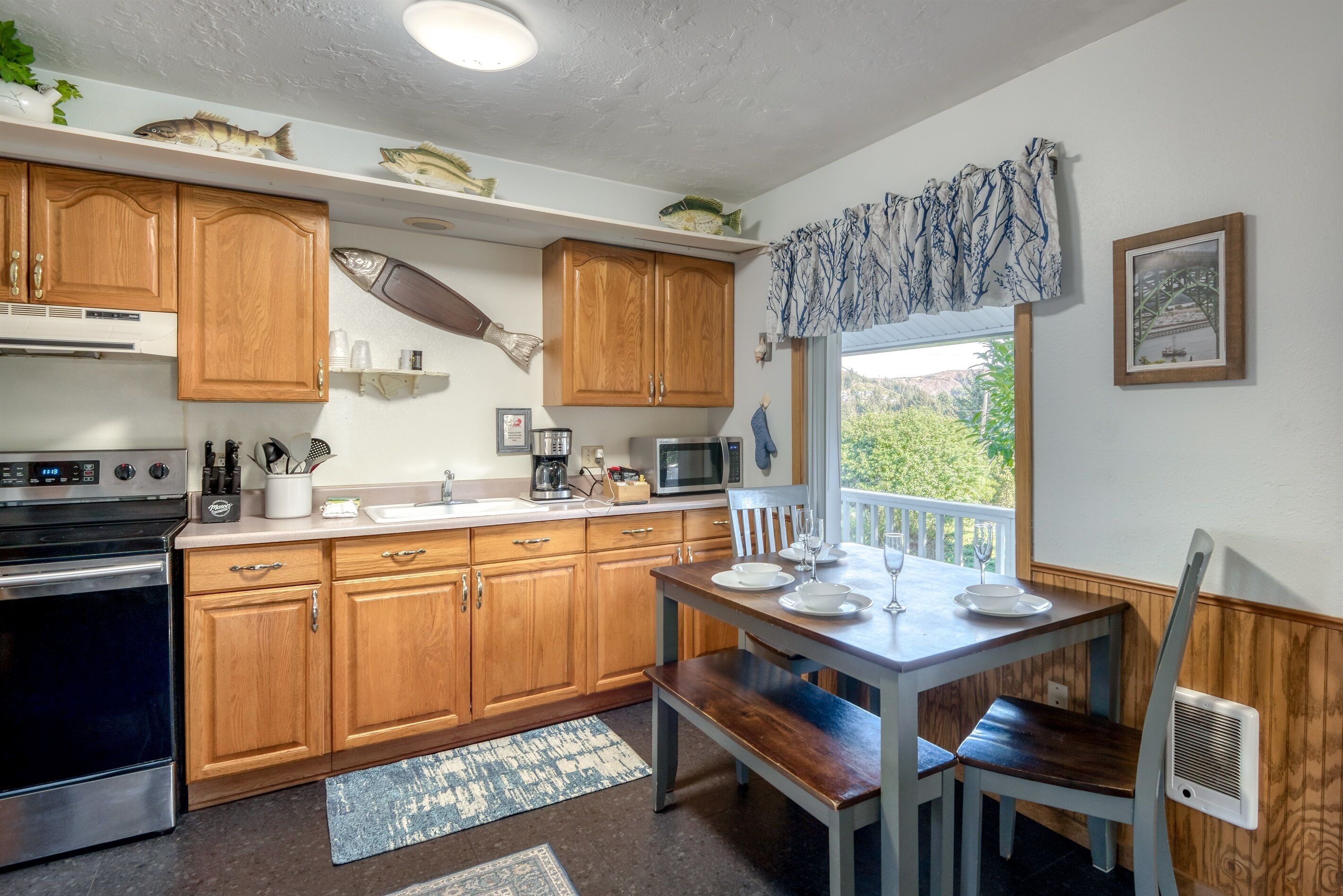 Frigorifero, microonde, forno, piano cottura