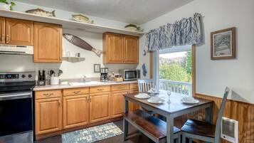 KylskÄp, mikrovÄgsugn, ugn och spishÀll