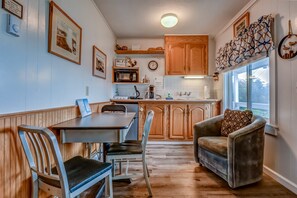 Kylskåp, mikrovågsugn, kaffe- och tebryggare och brödrost