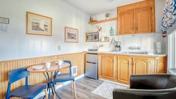 Réfrigérateur, four à micro-ondes, cafetière-théière, grille-pain