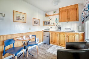 Kjøleskap, mikrobølgeovn, kaffetrakter/tekoker og brødrister