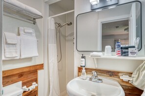 Shower, towels - T09 - Lighthouse @ Trollers Lodge (Depoe Bay)