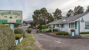 A TROLLERS LODGE with a sign indicating an ocean view. - T09 - Lighthouse @ Trollers Lodge (Depoe Bay)