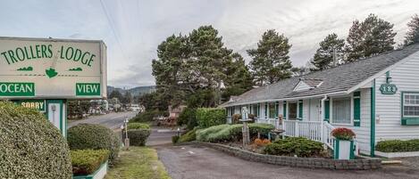 Un chalet appelé «
Trollers Lodge
», avec une pancarte indiquant qu’il offre une vue sur l’océan.