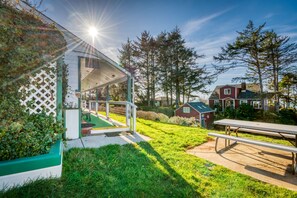 Outdoor dining - T08 - Schooner @ Trollers Lodge (Depoe Bay)
