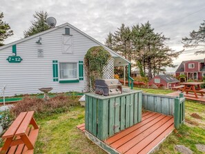 Outdoor dining - T08 - Schooner @ Trollers Lodge (Depoe Bay)