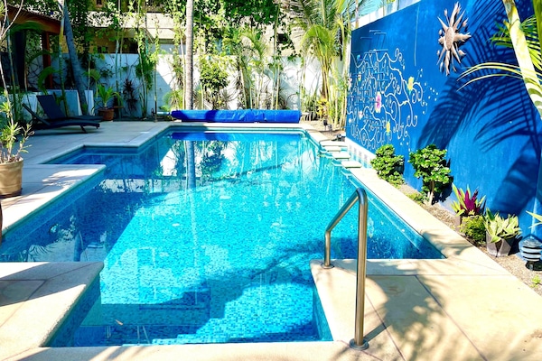 Utendørsbasseng og et oppvarmet basseng