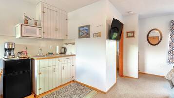 KylskÄp, mikrovÄgsugn, kaffe- och tebryggare och brödrost