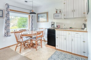 Kühlschrank, Mikrowelle, Wasserkocher mit Kaffee-/Teezubehör, Toaster