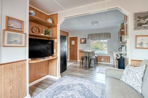 Flat-screen TV - T03 - Kingfisher @ Trollers Lodge (Depoe Bay)
