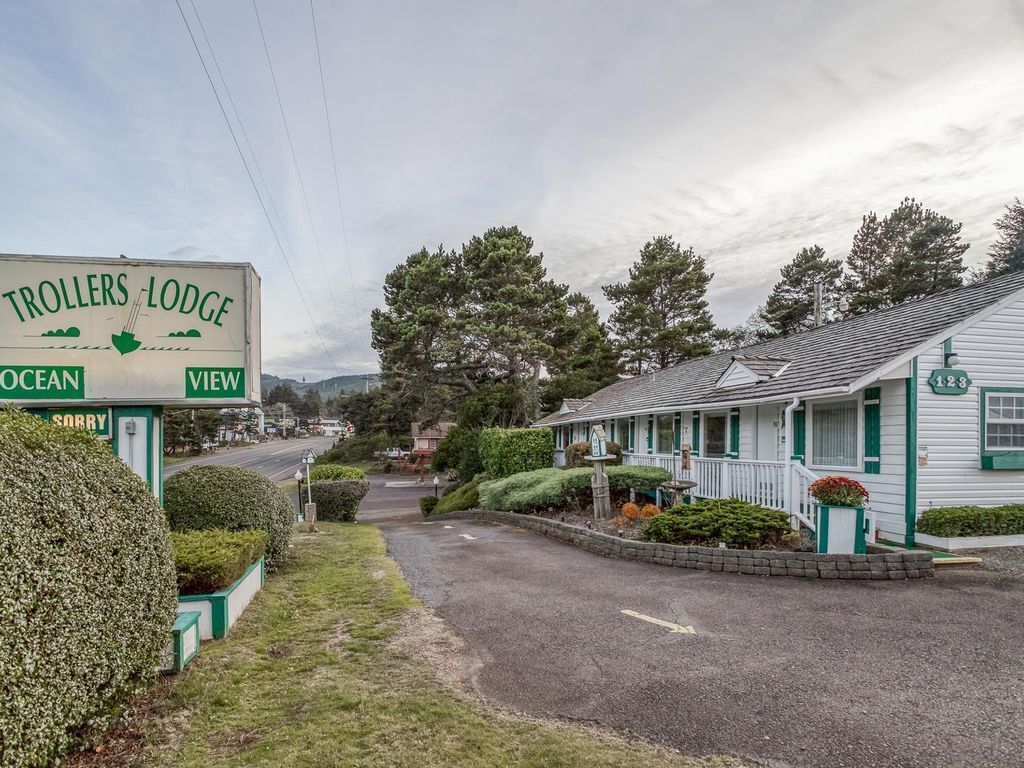 A TROLLERS LODGE with a sign indicating an ocean view.