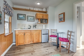 Fridge, microwave, oven, coffee/tea maker - T06 - Dory @ Trollers Lodge (Depoe Bay)