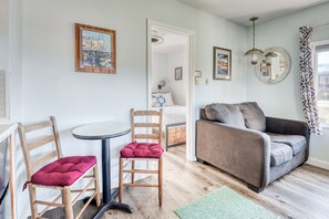 Interior - T06 - Dory @ Trollers Lodge (Depoe Bay)