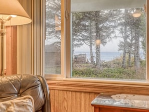 Interior - T12 - Whaler @ Trollers Lodge (Depoe Bay)