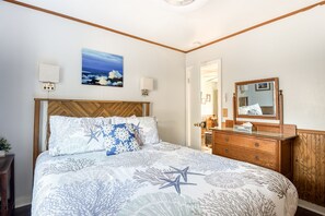 1 bedroom, WiFi, bed sheets - T12 - Whaler @ Trollers Lodge (Depoe Bay)