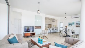 Villa, 3 soverom, privat basseng | Oppholdsområde | Smart-TV, Netflix og strømmetjenester
