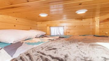 1 bedroom, bed sheets