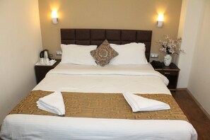 Quarto casal standard | Escrivaninha, espaço de trabalho para notebook, Wi-Fi de cortesia