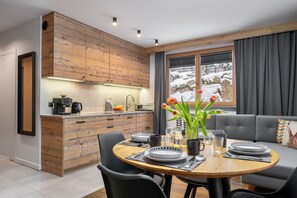Design appartement, 1 slaapkamer, uitzicht op heuvels, op benedenverdieping (1) | Privékeuken | Een koelkast/vriezer, een oven, een kookplaat, een vaatwasser